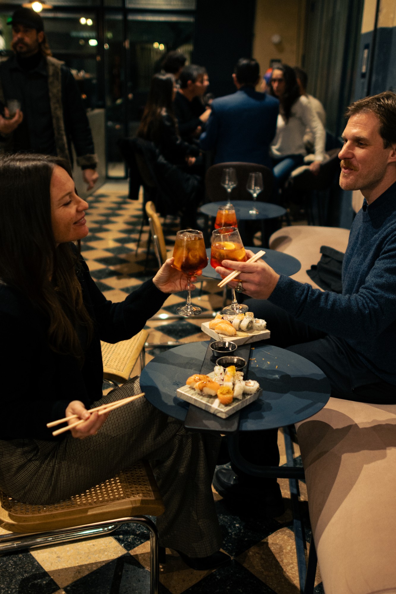 Brindis con sushi en Consulado