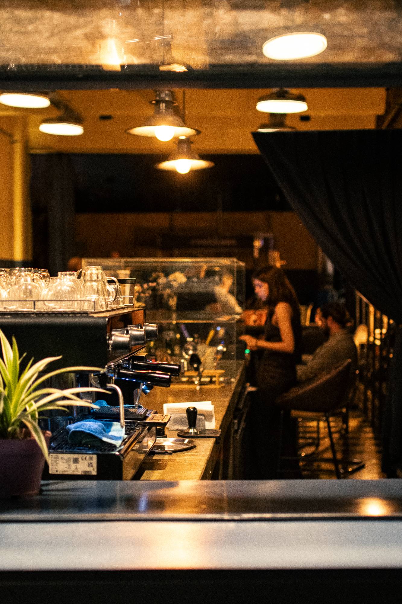 Coffee bar de Consulado de noche